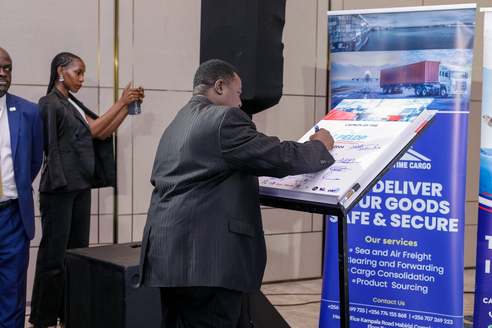 A stakeholder signing the PPELD commitment